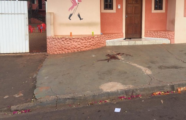 Vítima foi morta em frente a sua boate, em Presidente Epitácio (Foto: Osvaldo Bento/Cedida)