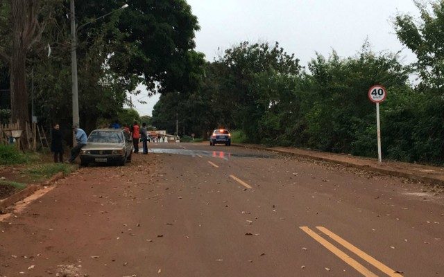 Local no Jardim Seminário II onde homem esfaqueado foi encontrado e socorrido pelo Corpo de Bombeiros (Foto: Dyego Queiroz/TV Morena).