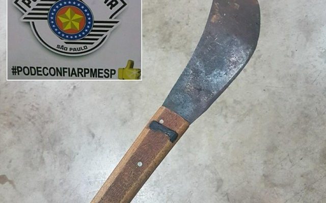 Polícia apreendeu o facão usado no crime em Jaú (Foto: Polícia Rodoviária / Divulgação ).