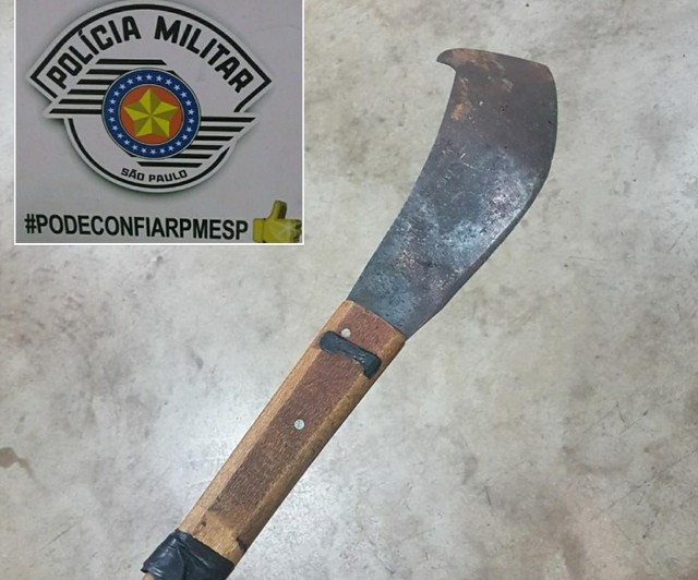 Polícia apreendeu o facão usado no crime em Jaú (Foto: Polícia Rodoviária / Divulgação ).
