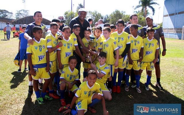 A equipe do Ferinhas Boys/FEA foi a grande campeã do campeonato Sub 11. Foto: Secom/Prefeitura