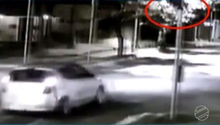 Imagem de câmera de segurança mostra que carro que colidiu com moto provocando morte em Campo Grande, na quarta-feira (27), furou o sinal vermelho (Foto: Reprodução/TV Morena).