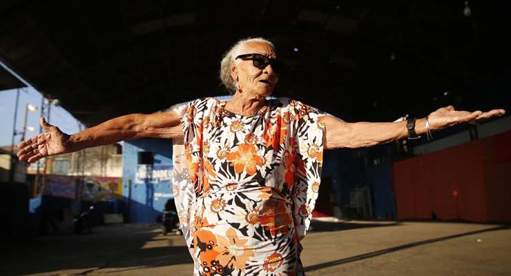 Tuca é sambista, funkeira, faz teatro e quer gravar um disco (Foto: Marcos Serra Lima/G1).