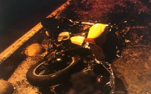 Motociclista disse aos policiais que foi atingido por carro e motorista fugiu sem prestar socorro (Foto: Polícia Militar/Divulgação).