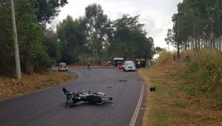Moto ficou caída na pista após o acidente na rodovia em Guararapes (Foto: Josiane Lorensetti)