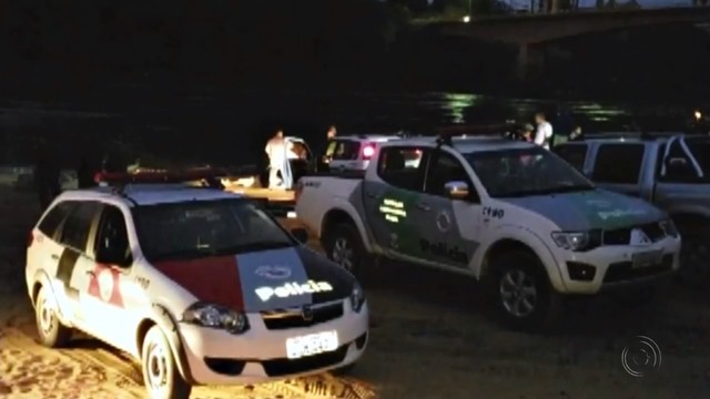 Polícia no local onde corpo foi encontrado em Icém (Foto: Reprodução/TV TEM)