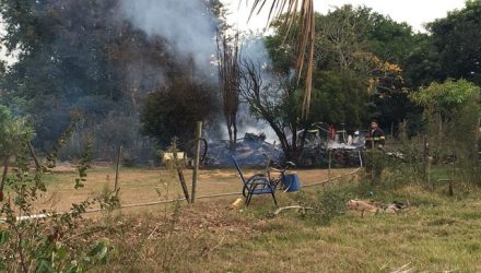 Incêndio destruiu residência de madeira em chácara em Presidente Prudente (Foto: Stephanie Fonseca/G1).