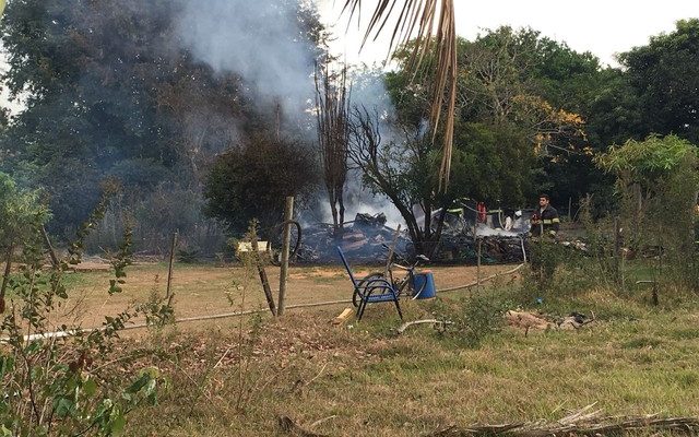 Incêndio destruiu residência de madeira em chácara em Presidente Prudente (Foto: Stephanie Fonseca/G1).