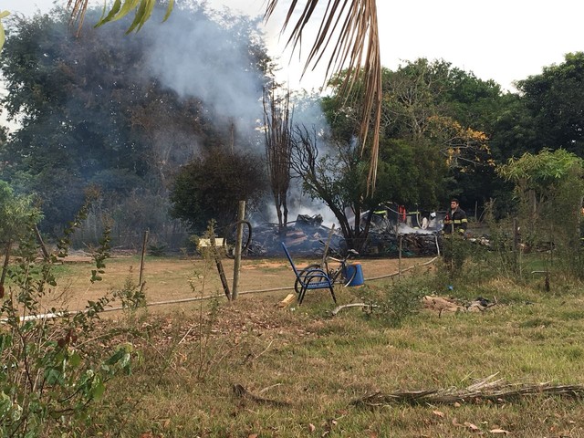 Incêndio destruiu residência de madeira em chácara em Presidente Prudente (Foto: Stephanie Fonseca/G1).