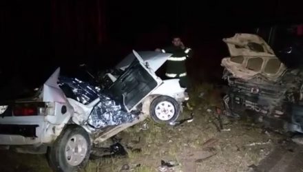 Batida entre carro e van deixa mortos em rodovia de Itapeva (Foto: Leonardo Zamignani/TV TEM).