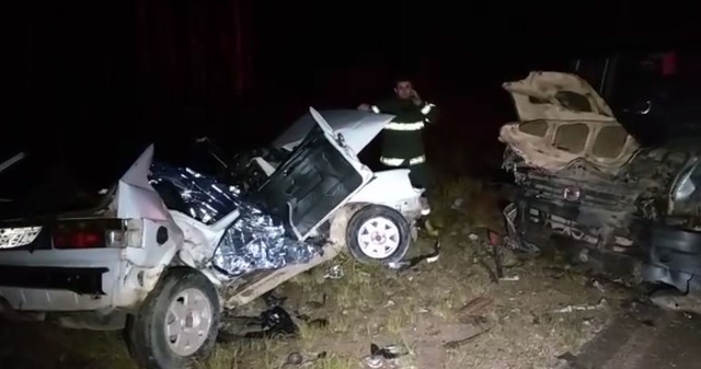 Batida entre carro e van deixa mortos em rodovia de Itapeva (Foto: Leonardo Zamignani/TV TEM).