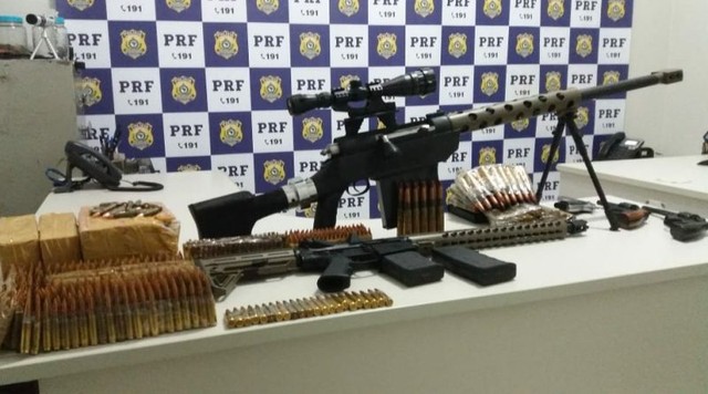 Metralhadora, fuzil e outras armas apreendidas em MS (Foto: PRF/Divulgação).