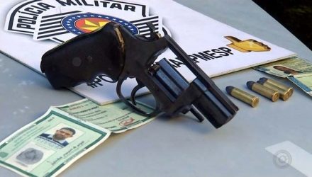 Foi apreendido um revólver calibre .38mm usado no assalto. Foto: Polícia Militar/Divulgação