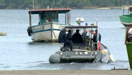 Bombeiros e a Marinha buscam por sobreviventes do naufrágio de dois barcos em Itaguaí (Foto: Reprodução/ TV Globo).