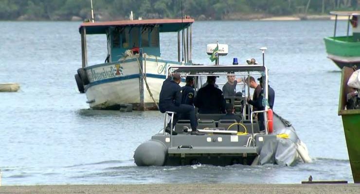 Bombeiros e a Marinha buscam por sobreviventes do naufrágio de dois barcos em Itaguaí (Foto: Reprodução/ TV Globo).