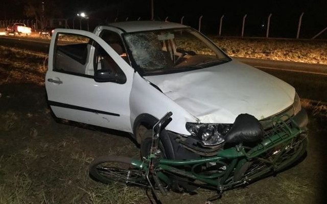 Idoso de bicicleta morre depois de ser atropelado por carro em rodovia de Potirendaba (SP). (Foto: Gazeta do Interior/ Divulgação).