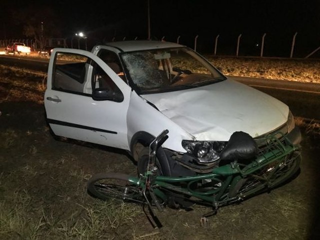 Idoso de bicicleta morre depois de ser atropelado por carro em rodovia de Potirendaba (SP). (Foto: Gazeta do Interior/ Divulgação).