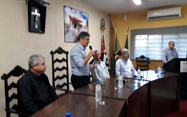 Prefeito Gilson Pimentel se pronuncia durante encontro de prefeitos em Murutinga do Sul. Fotos: Rey Aro