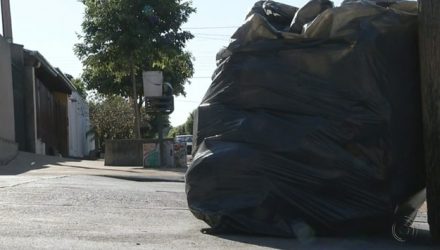 Lixo não foi retirado das casas na manhã desta segunda-feira em Murutinga do Sul (Foto: Reprodução/TV TEM)