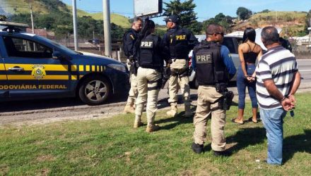 PRF prende um casal que transportava 1.400 munições para fuzil na Rodovia Washington Luiz (Foto: Divulgação/PRF)