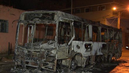 Criminosos queimaram mais ônibus na Grande BH (Foto: Reprodução/TV Globo)