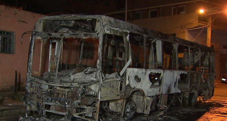 Criminosos queimaram mais ônibus na Grande BH (Foto: Reprodução/TV Globo)