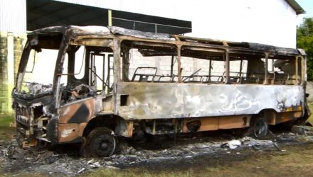 Ônibus ficaram destruídos após ataques em São Bento Abade (MG) (Foto: Reprodução/EPTV)