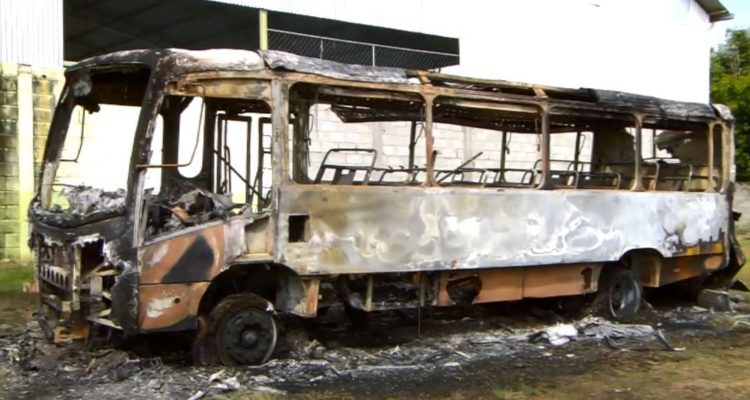 Ônibus ficaram destruídos após ataques em São Bento Abade (MG) (Foto: Reprodução/EPTV)