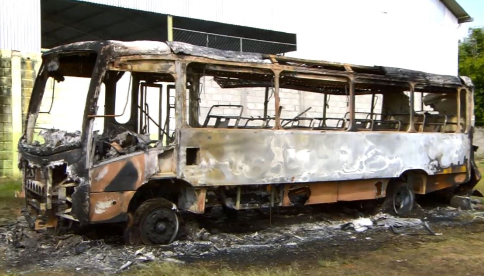 Ônibus ficaram destruídos após ataques em São Bento Abade (MG) (Foto: Reprodução/EPTV)