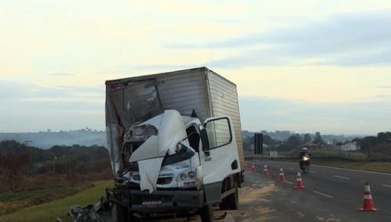 Caminhão com a frente destruído após acidente na Rodovia dos Bandeirantes, em Sumaré (Foto: Reprodução/EPTV).