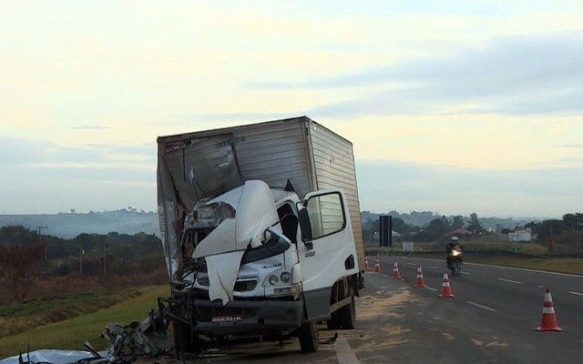 Caminhão com a frente destruído após acidente na Rodovia dos Bandeirantes, em Sumaré (Foto: Reprodução/EPTV).