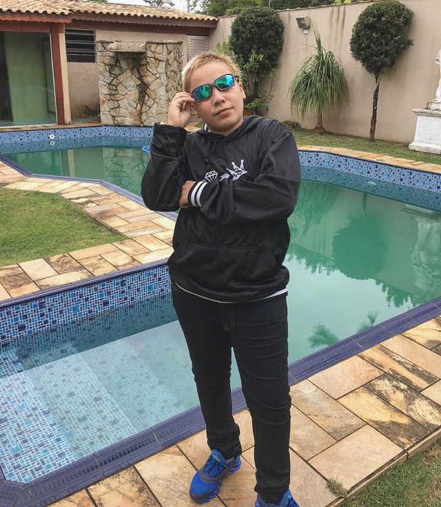 O funkeiro MC Pikachu na produtora GR6, em São Paulo (Foto: Divulgação/Timotinho/GR6).