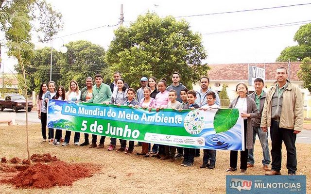 Plantio de árvores nativas aconteceu na Praça Eduardo Ramalho (JBC) na manhã desta quarta-feira (06). Foto: Secom/Prefeitura