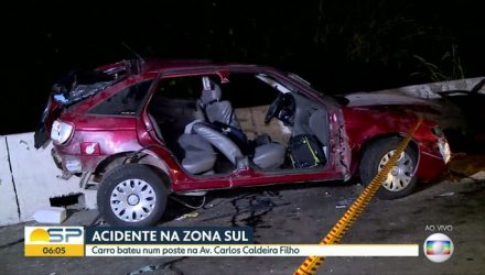 Carro bate em mureta e uma mulher morre na Zona Sul (Foto: Reprodução TV Globo).