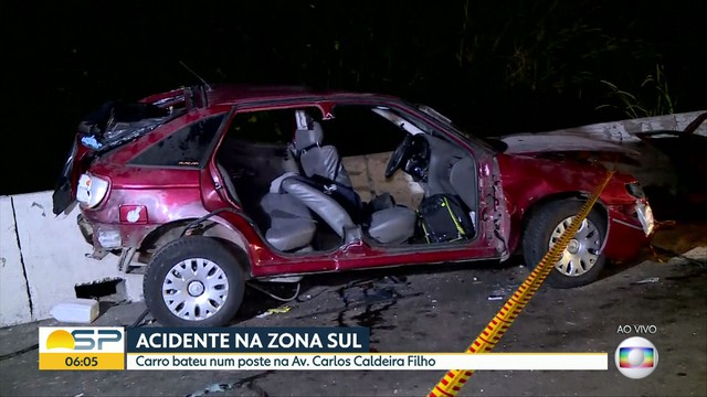 Carro bate em mureta e uma mulher morre na Zona Sul (Foto: Reprodução TV Globo).