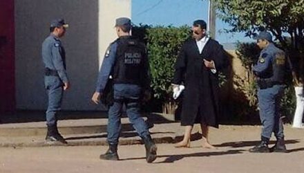 Promotor estava usando toga em frente a emissora de TV em Guarantã do Norte (Foto: Reprodução)