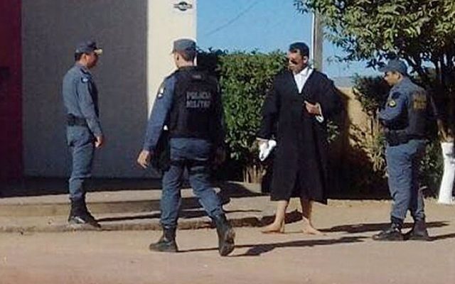 Promotor estava usando toga em frente a emissora de TV em Guarantã do Norte (Foto: Reprodução)