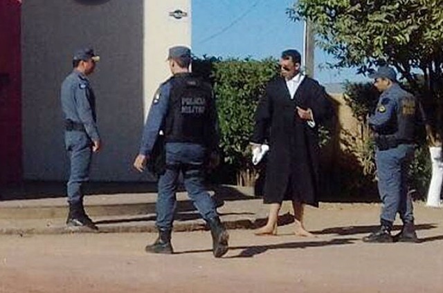Promotor estava usando toga em frente a emissora de TV em Guarantã do Norte (Foto: Reprodução)