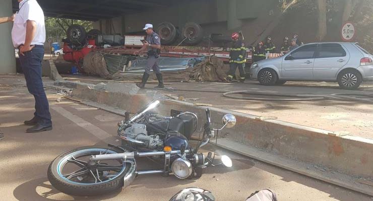 Caminhão perdeu o freio e atingiu motociclista na Avenida da Saudade (Foto: Evandro Marques/TV Fronteira).