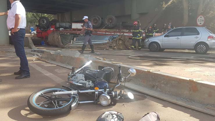 Caminhão perdeu o freio e atingiu motociclista na Avenida da Saudade (Foto: Evandro Marques/TV Fronteira).