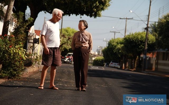 Tamiko ouve morador depois de trabalho de recape na rua Humberto de Campos. Foto: Secom/Prefeitura