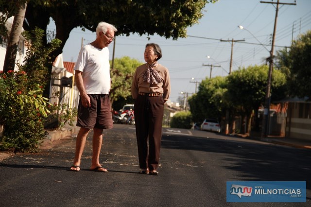 Tamiko ouve morador depois de trabalho de recape na rua Humberto de Campos. Foto: Secom/Prefeitura