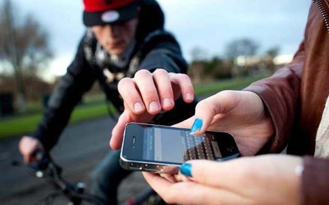 Vítima foi surpreendida por homem simulando estar armado e levou seu celular. Foto: Internet