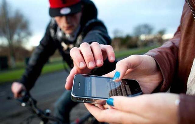 Vítima foi surpreendida por homem simulando estar armado e levou seu celular. Foto: Internet