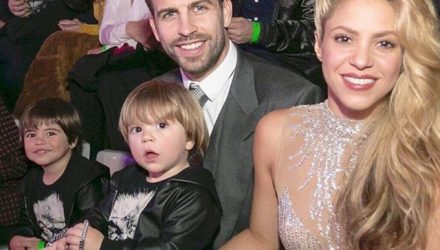 Shakira com o marido, Piqué e os dois filhos, Milan e Sasha (Foto: Reprodução/Instagram/Shakira).