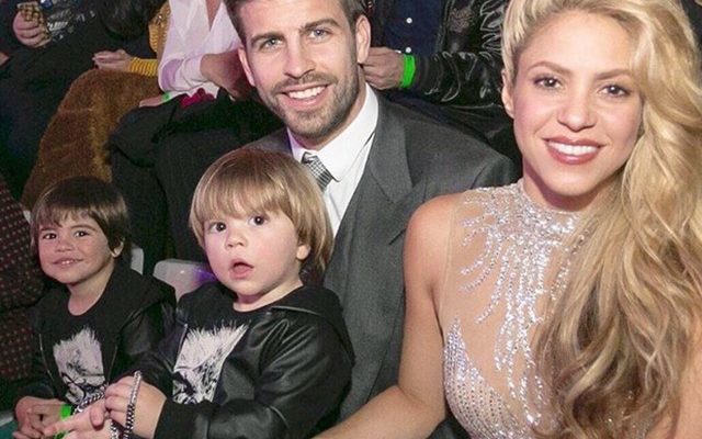 Shakira com o marido, Piqué e os dois filhos, Milan e Sasha (Foto: Reprodução/Instagram/Shakira).