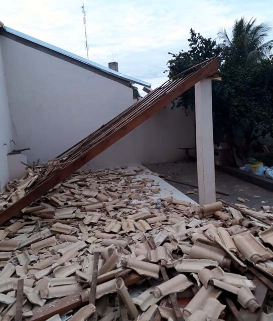 Crianças estavam brincando na varanda da casa quando o telhado caiu em Pereira Barreto (Foto: Arquivo Pessoal)