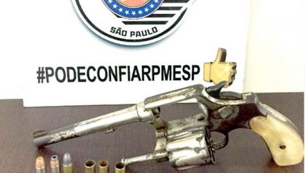Foi apreendido um revólver calibre .38mm, municiado com 6 cartuchos, sendo 2 deles intactos, 3 deflagrados e 1 picotado. Foto: DIVULGAÇÃO/PM