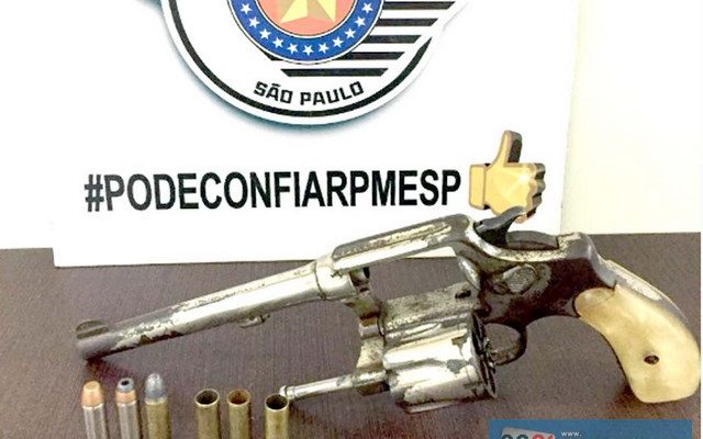 Foi apreendido um revólver calibre .38mm, municiado com 6 cartuchos, sendo 2 deles intactos, 3 deflagrados e 1 picotado. Foto: DIVULGAÇÃO/PM