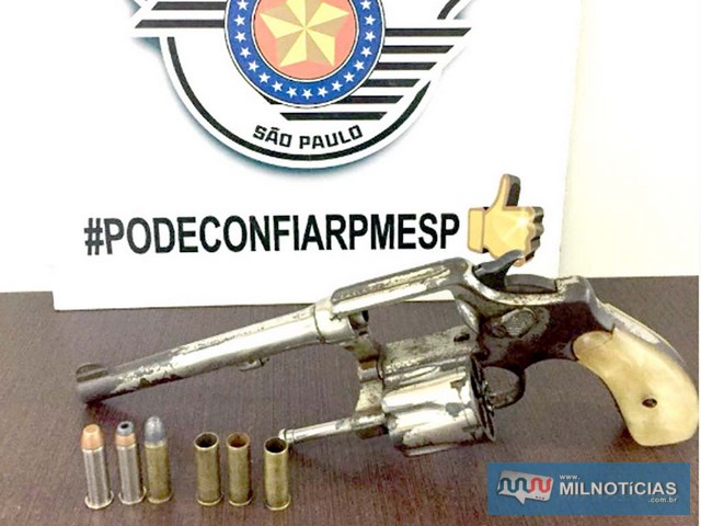 Foi apreendido um revólver calibre .38mm, municiado com 6 cartuchos, sendo 2 deles intactos, 3 deflagrados e 1 picotado. Foto: DIVULGAÇÃO/PM